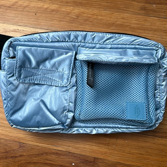 Free movement Waist bag/ cross body NWOT - Picture 3 of 5